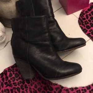 Rag and bone side 6 great condition! I don’t wear heels anymore sadly